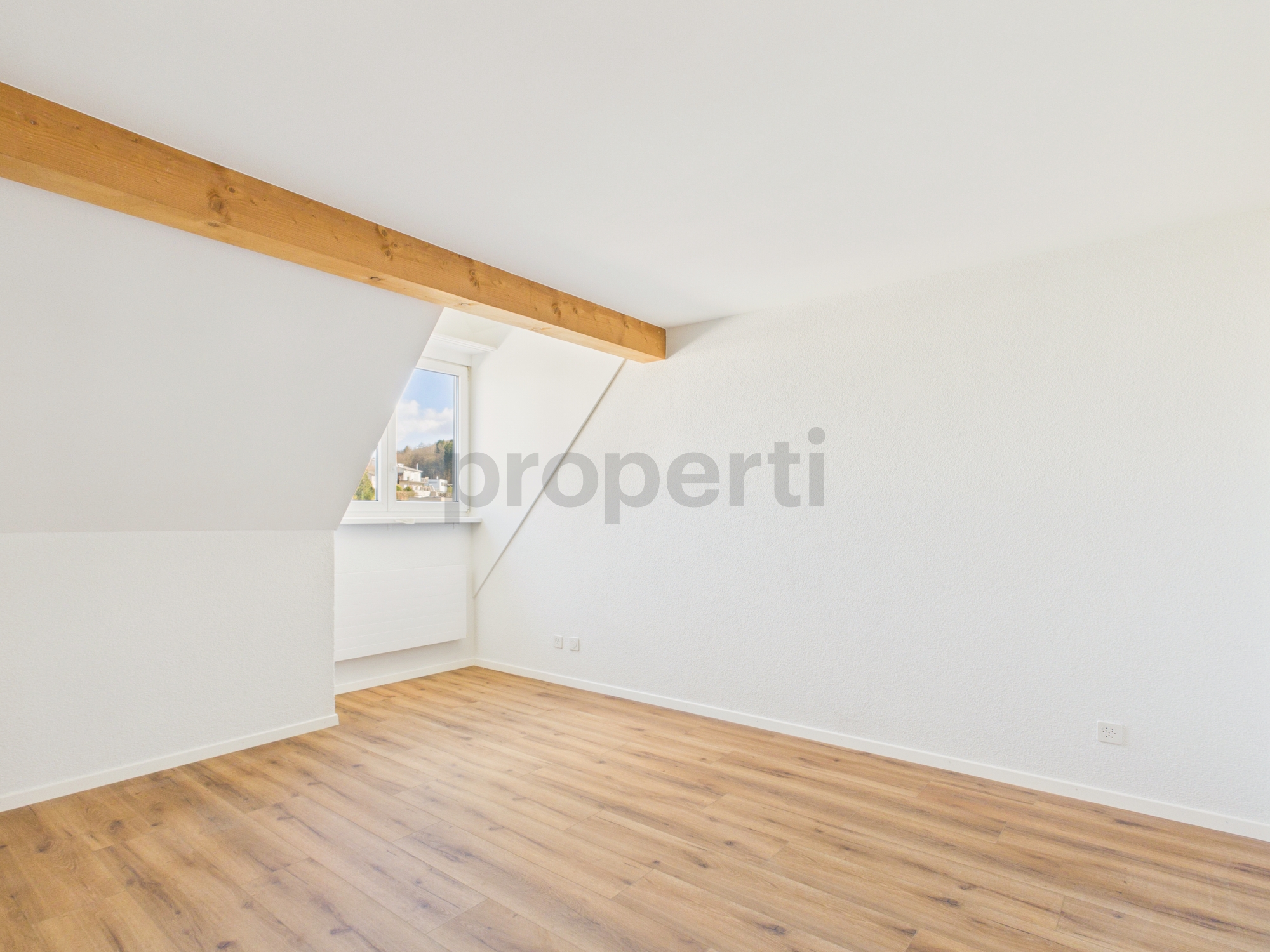 Heller Dachraum mit Holzdecke