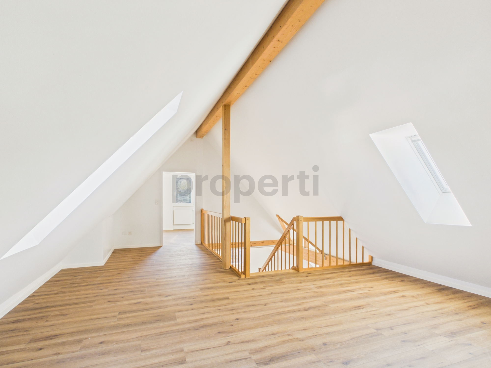 Heller Dachgeschossraum mit Treppe und Dachfenstern