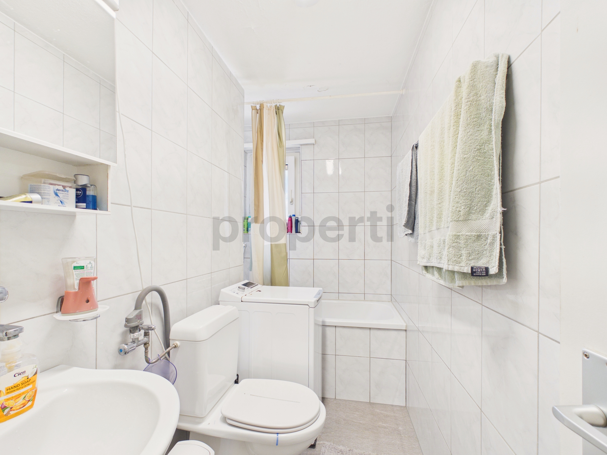 Kleines Badezimmer mit WC und Badewanne