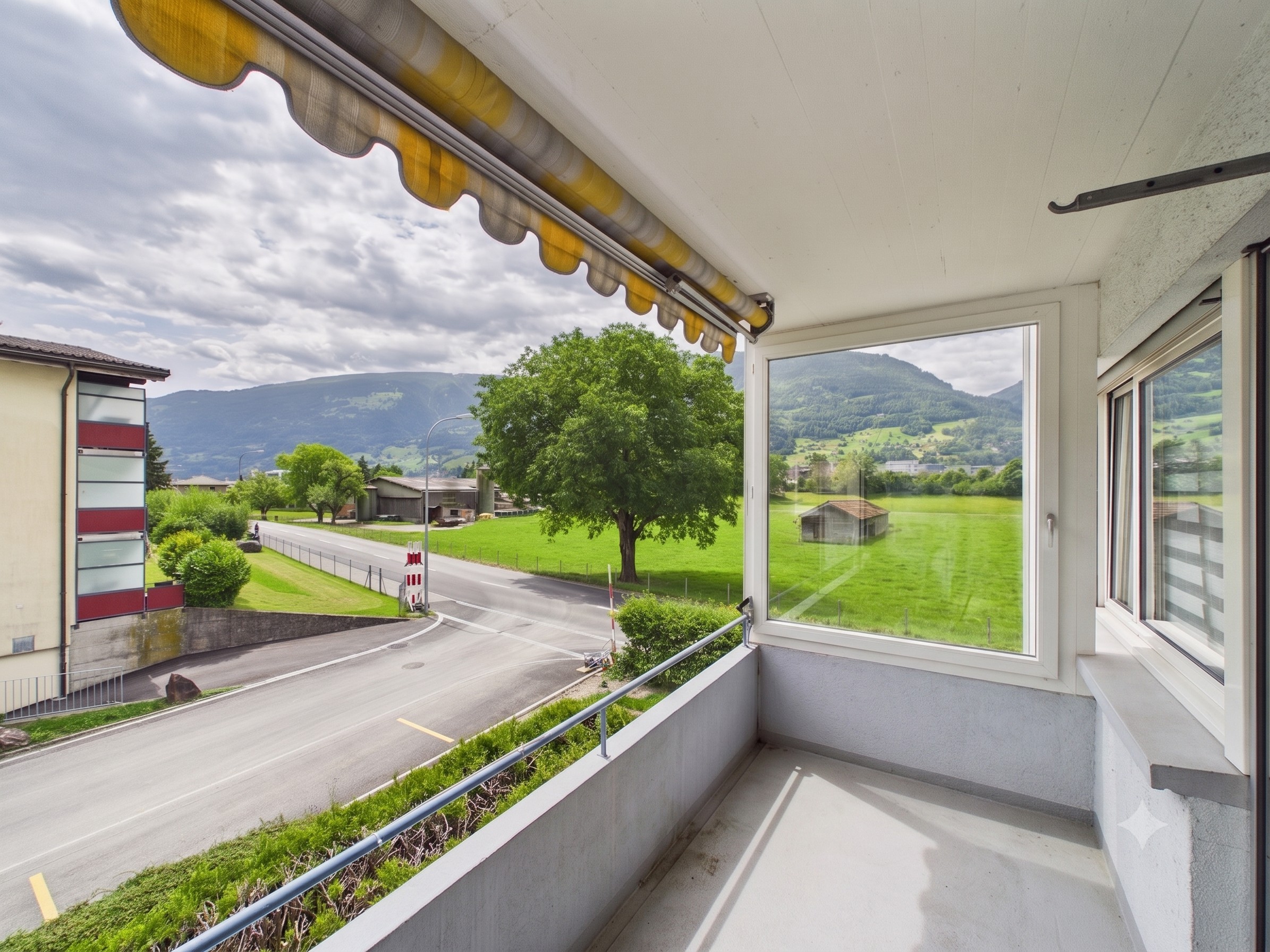 Balkon mit Berg- und Talblick