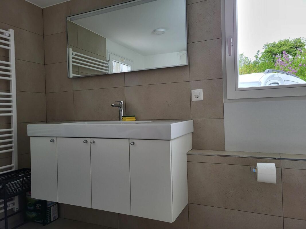 Modernes Badezimmer mit Waschtisch und Fenster
