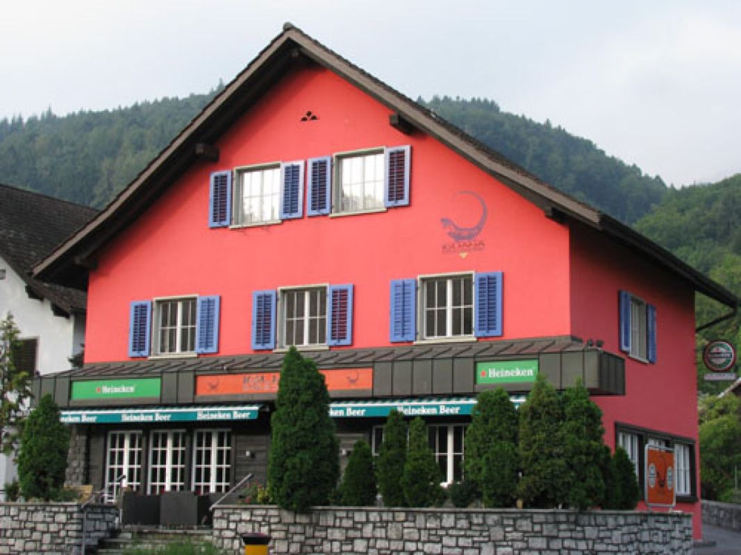 Buntes Gasthaus mit Bergkulisse
