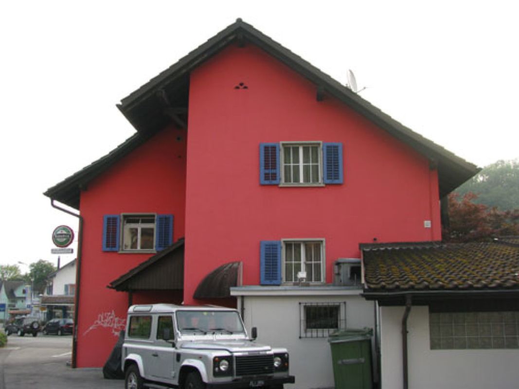 Außenansicht eines farbig gestrichenen Wohnhauses