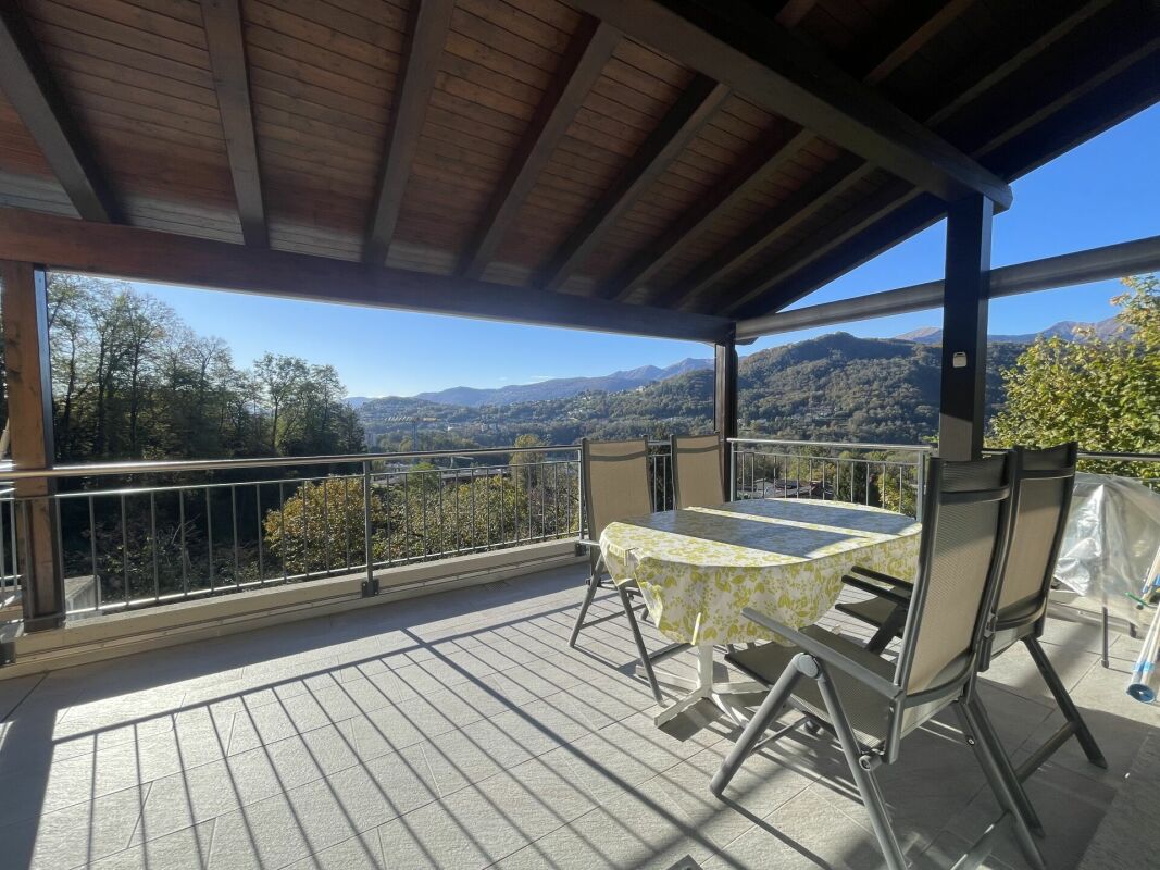 Überdachte Terrasse mit Bergblick