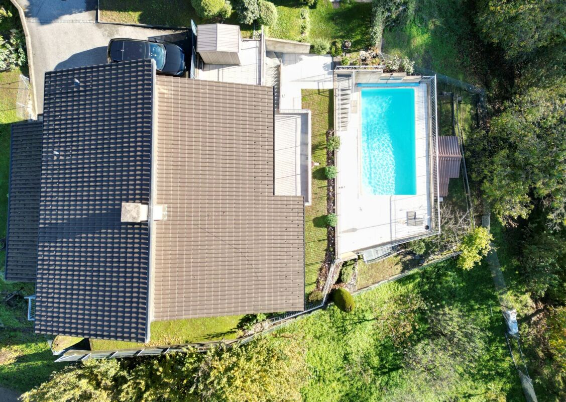 Drohnenaufnahme eines Hauses mit Pool und Garten
