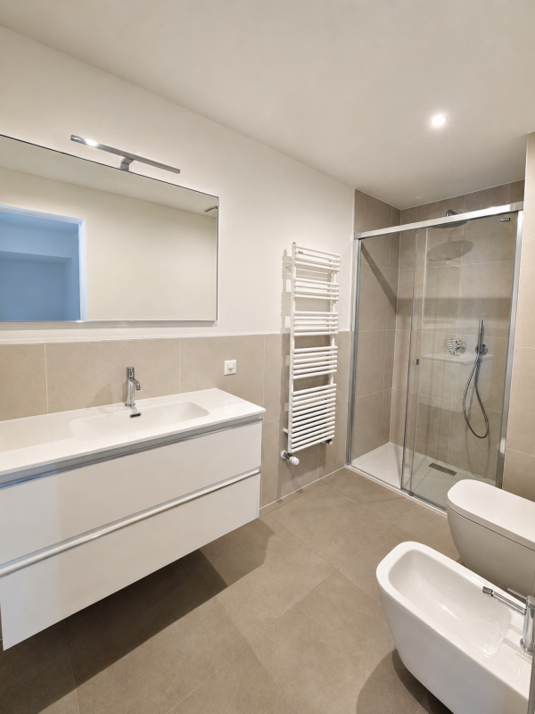 Modernes Badezimmer mit bodengleicher Dusche