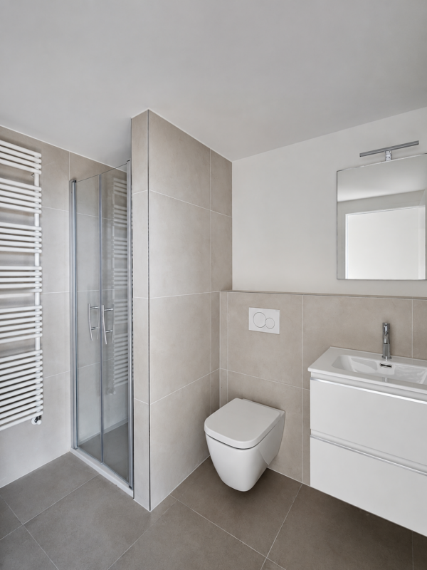 Modernes Badezimmer mit Dusche, WC und Waschbecken