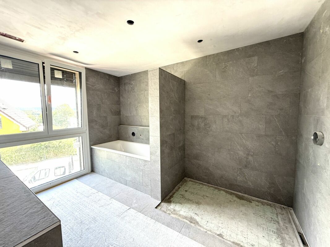 Modernes Badezimmer im Ausbau