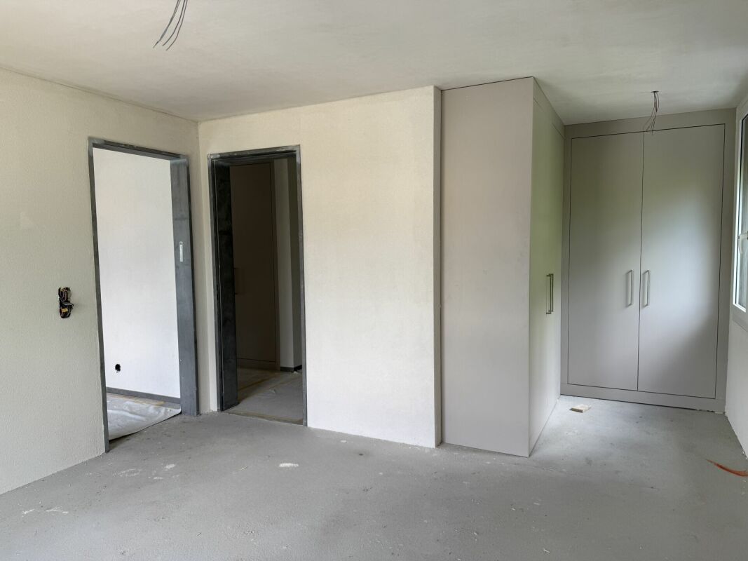 Unfertiger Innenraum mit Türen und Einbauschrank