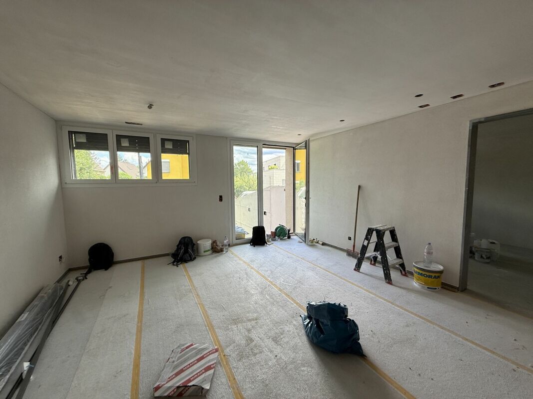 Renovierungsraum mit Fenstern und offenem Zugang