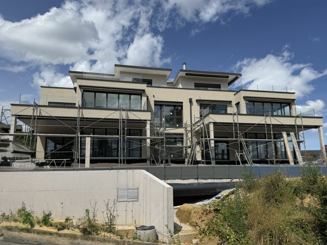 Moderne Neubau-Mehrfamilienvilla im Bau