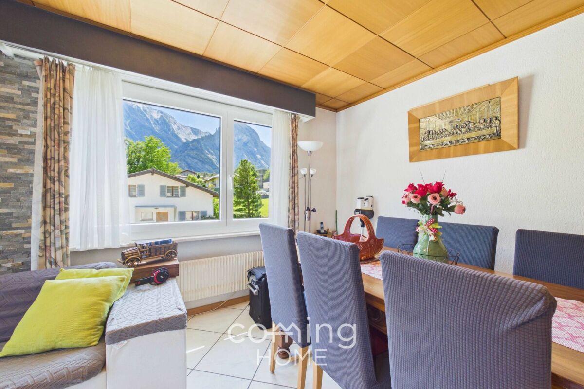 Heller Wohn- und Essbereich mit Bergblick