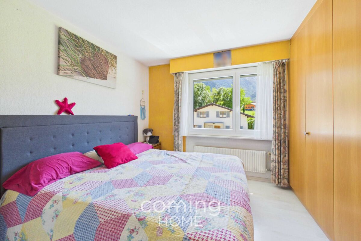 Helles Schlafzimmer mit Blick ins Grüne