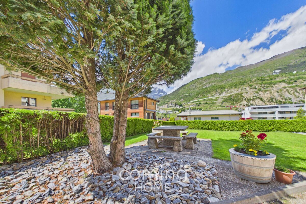 Gepflegter Garten mit Bergblick