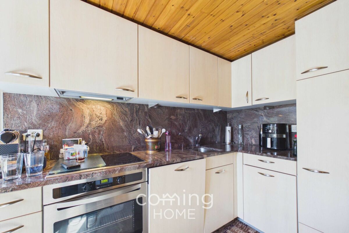 Moderne Einbauküche mit Holzdecke