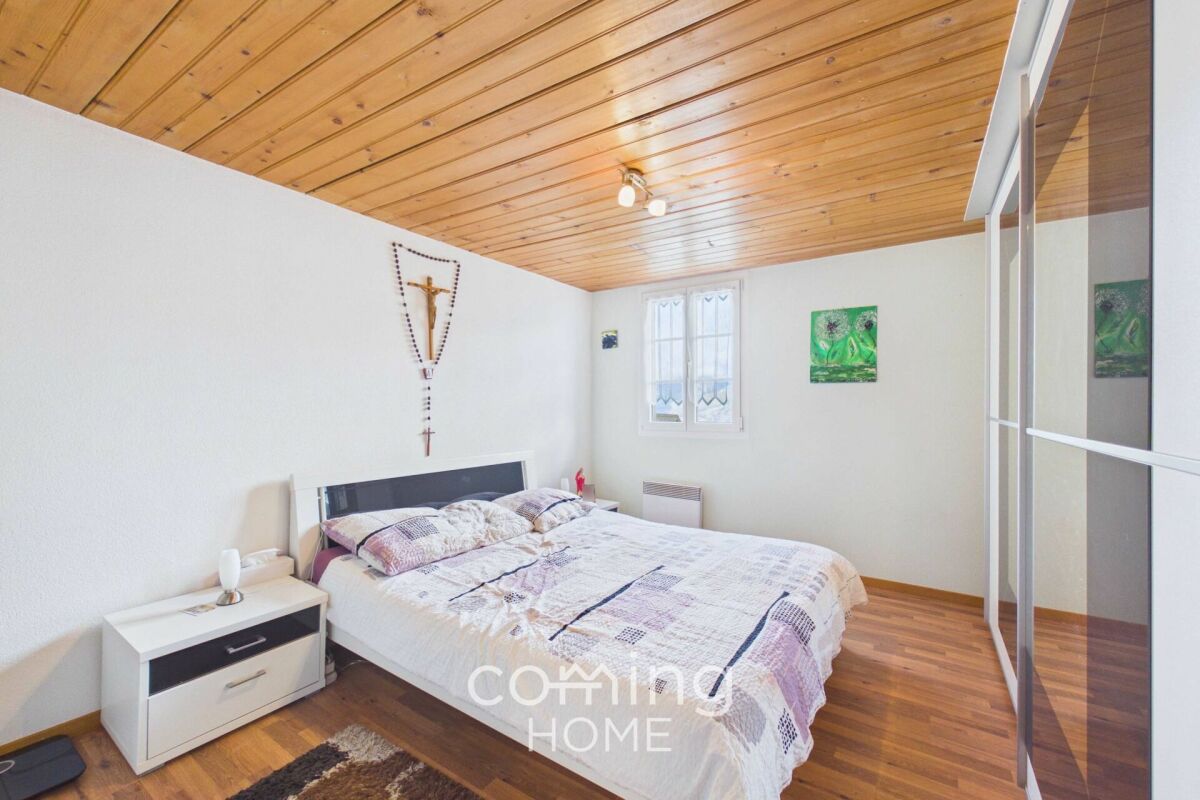 Schlafzimmer mit Holzdecke und Schrankfront