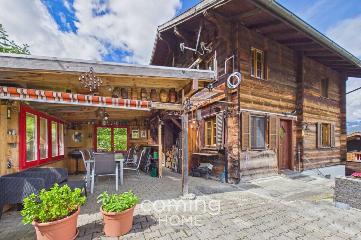 Rustikale Holzfassade mit überdachter Terrasse