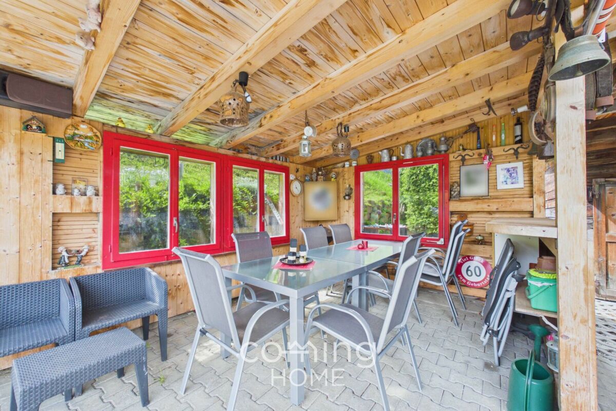 Überdachte Terrasse mit rustikaler Holzoptik