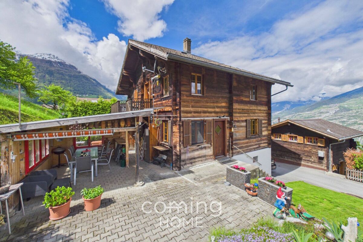 Alpines Holzhaus mit Terrasse und Bergblick