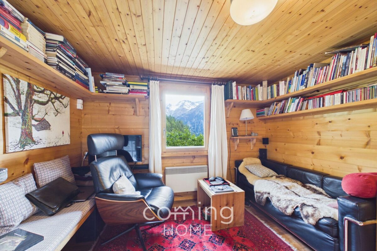 Gemütliche Holz-Lounge mit Bergblick