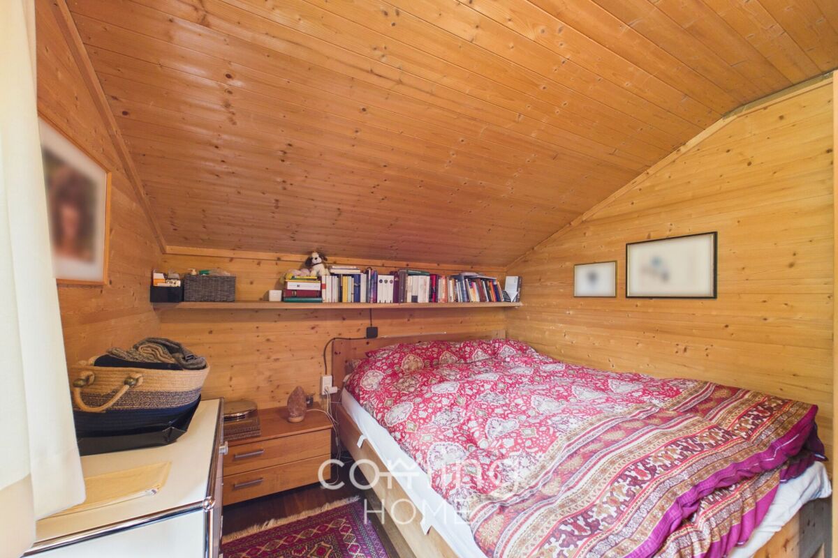 Gemütliches Dachgeschoss-Schlafzimmer mit Holzvertäfelung