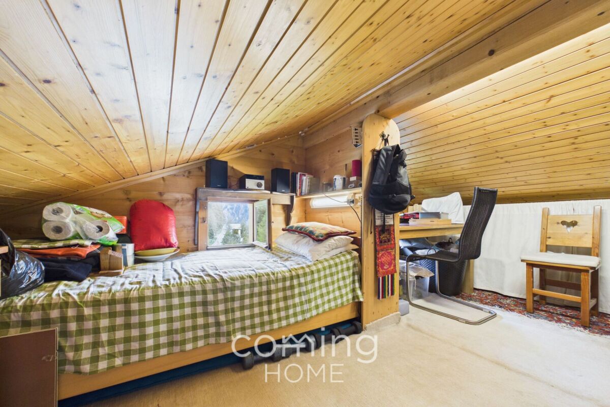 Gemütliches Dachzimmer mit Holzverkleidung