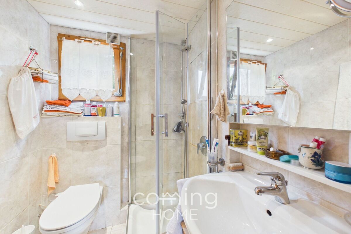 Modernes Badezimmer mit Dusche und Waschbecken