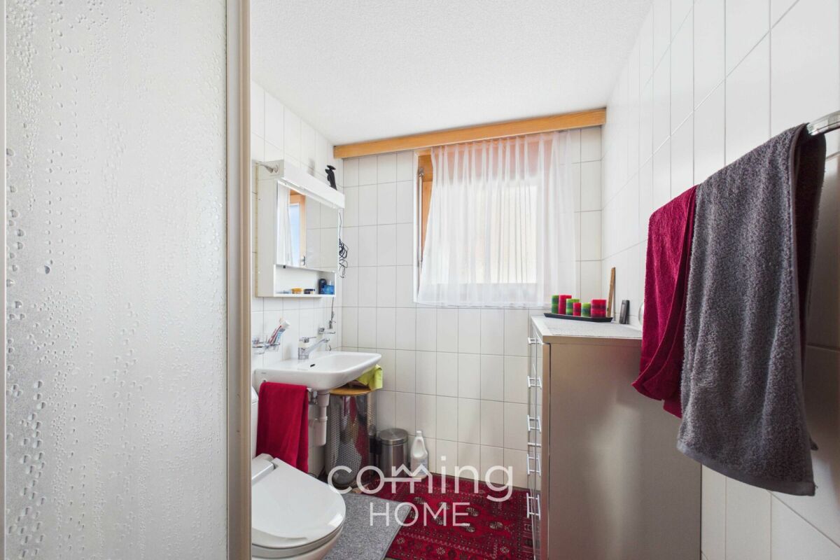 Gäste-WC mit Waschbecken und Fenster