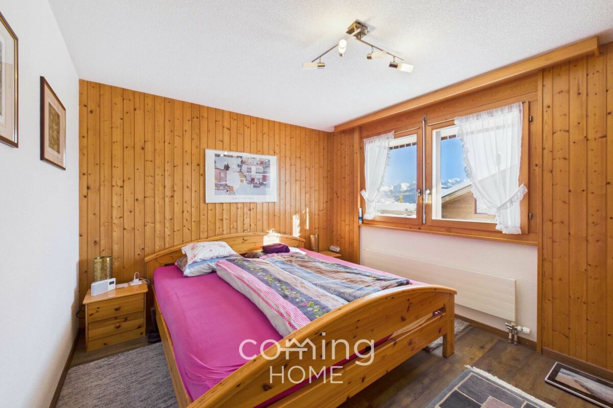 Gemütliches Schlafzimmer mit Holzvertäfelung