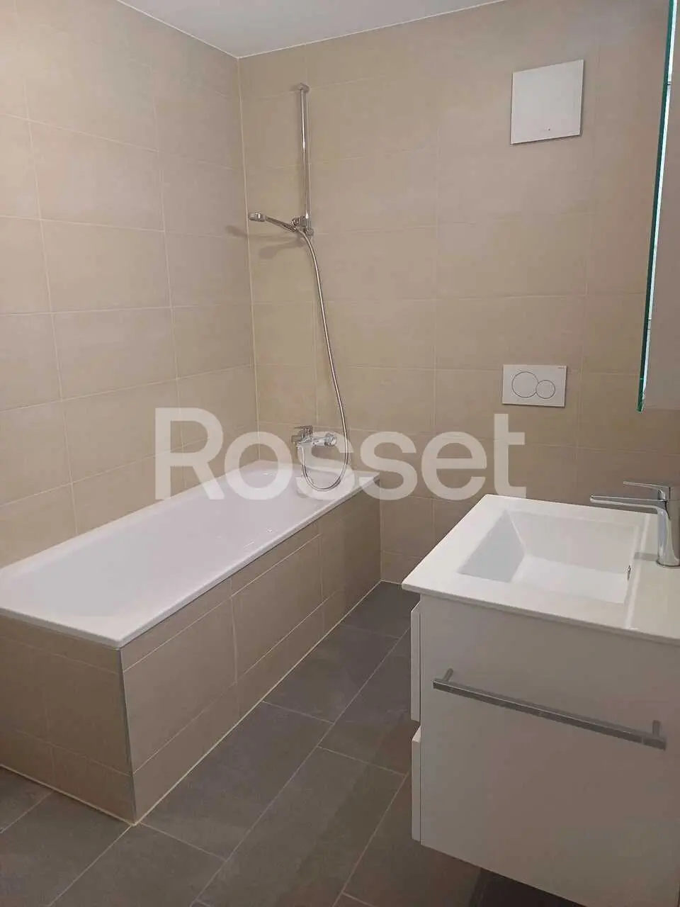 Modernes Badezimmer mit Badewanne und Waschtisch