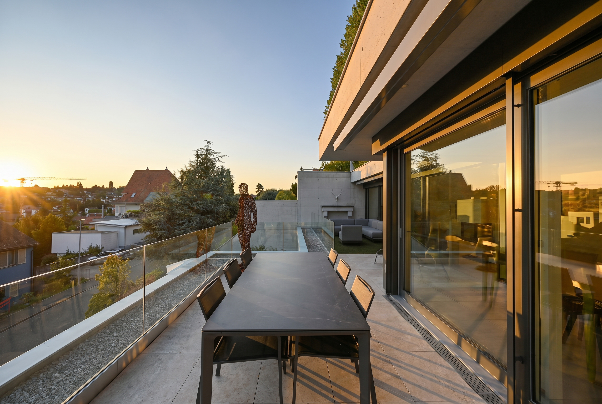 Moderne Dachterrasse mit Abendsonne