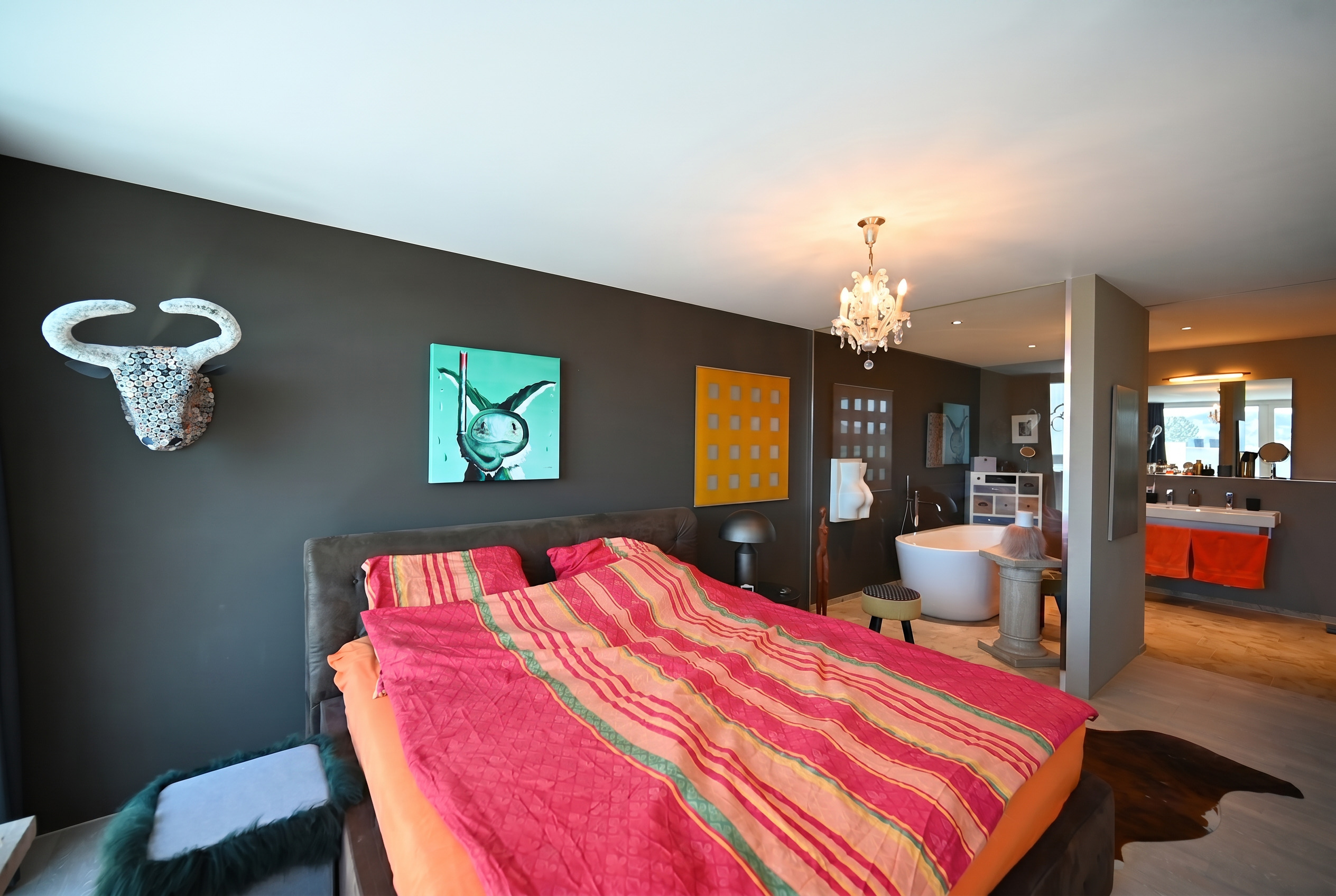 Exklusives Schlafzimmer mit angrenzendem Bad