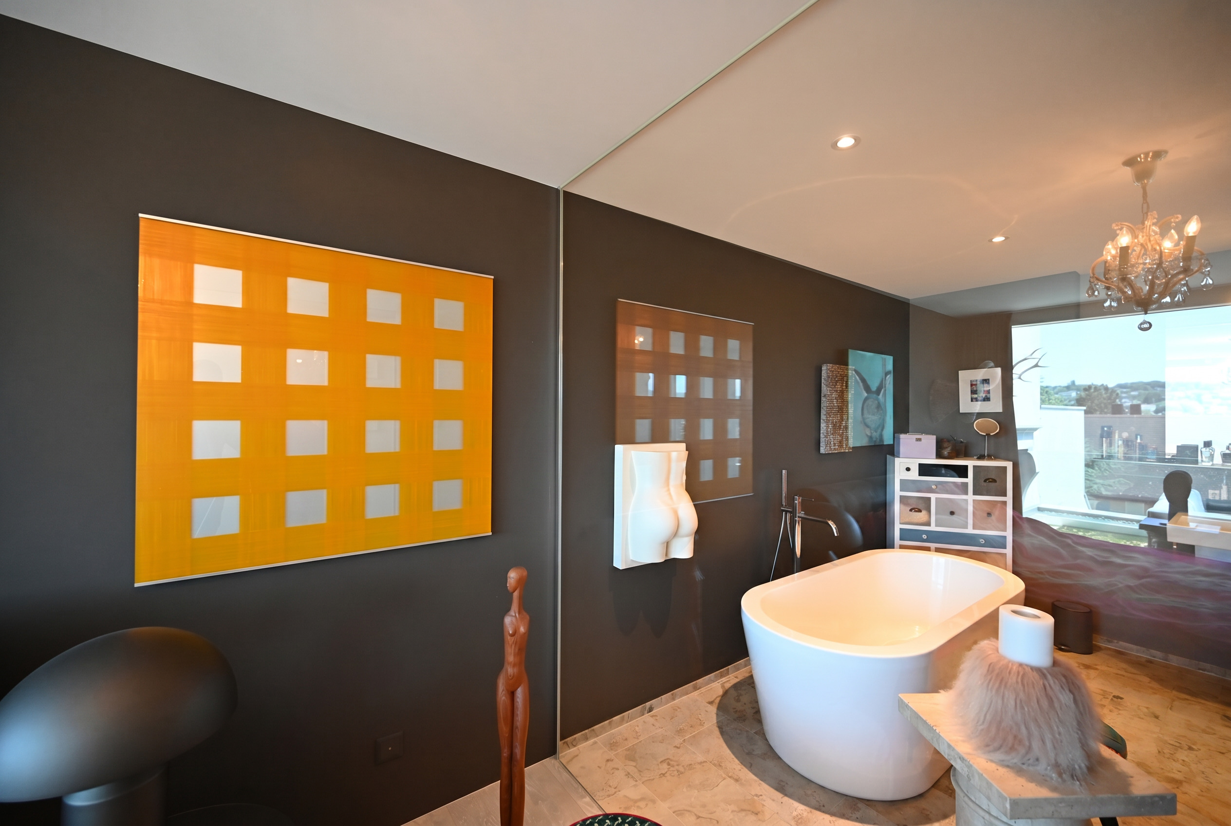 Modernes Badezimmer mit freistehender Wanne und dunkler Akzentwand