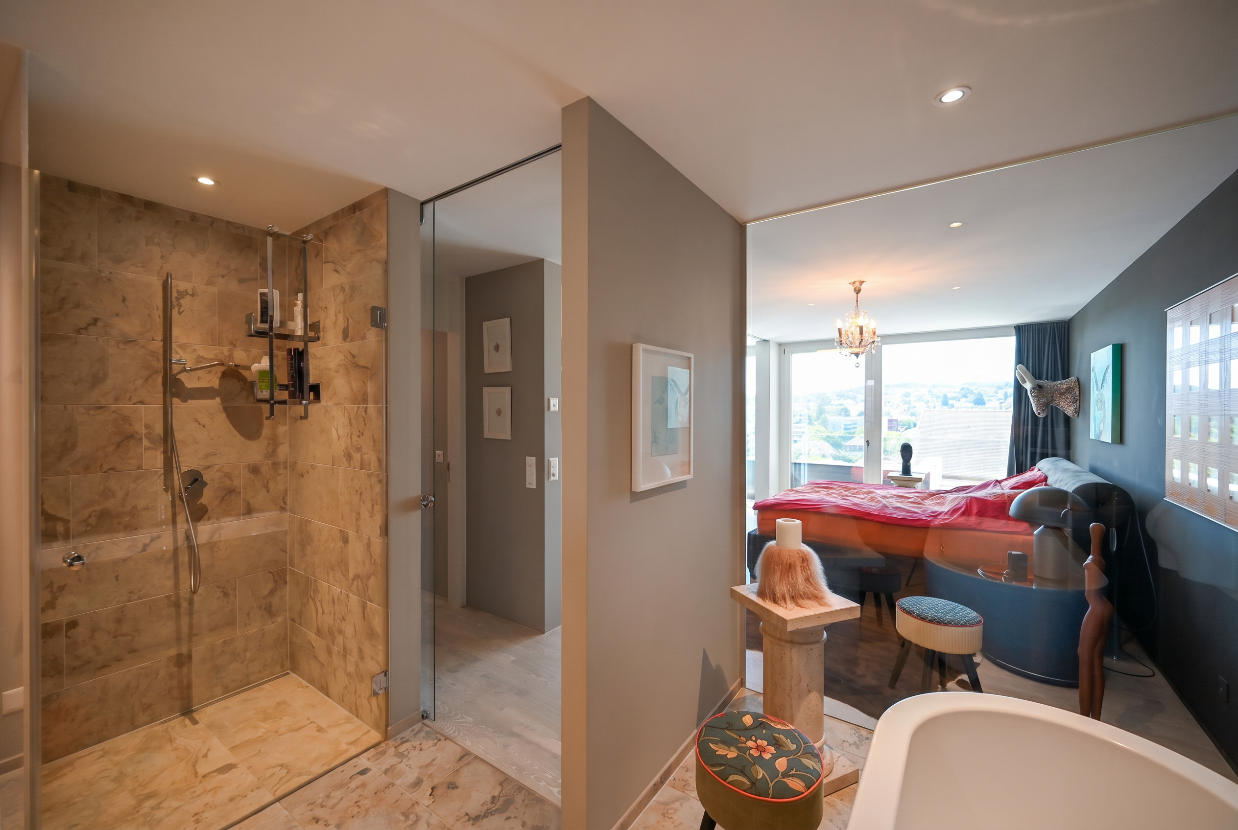 Modernes Badezimmer mit begehbarer Dusche und Blick ins Schlafzimmer