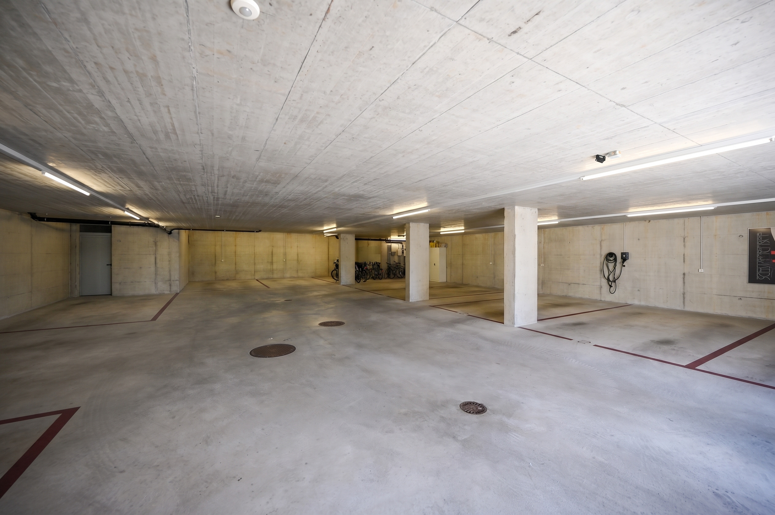 Tiefgarage mit Betonoberflächen