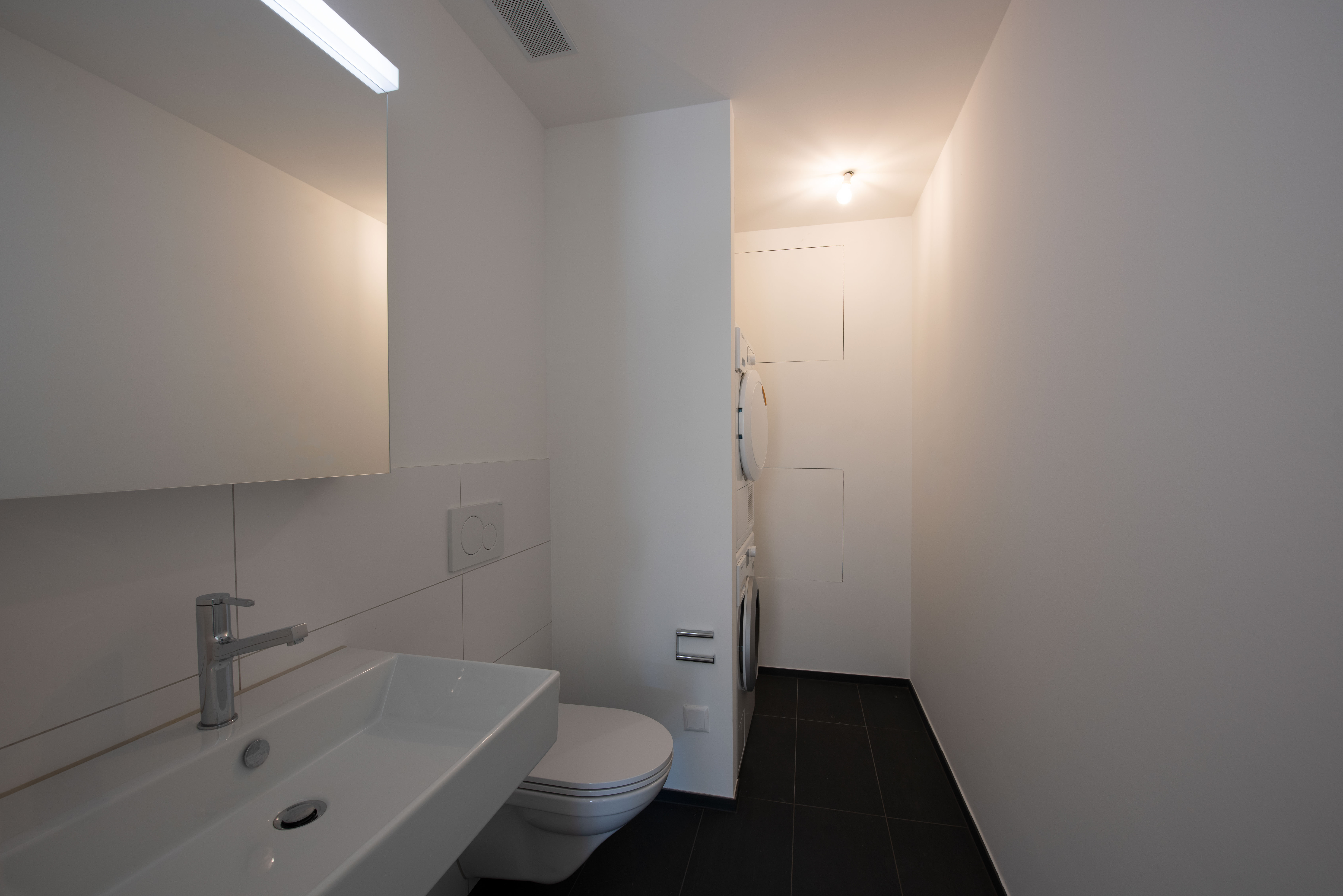 Modernes Gäste-WC mit Waschtisch und WC