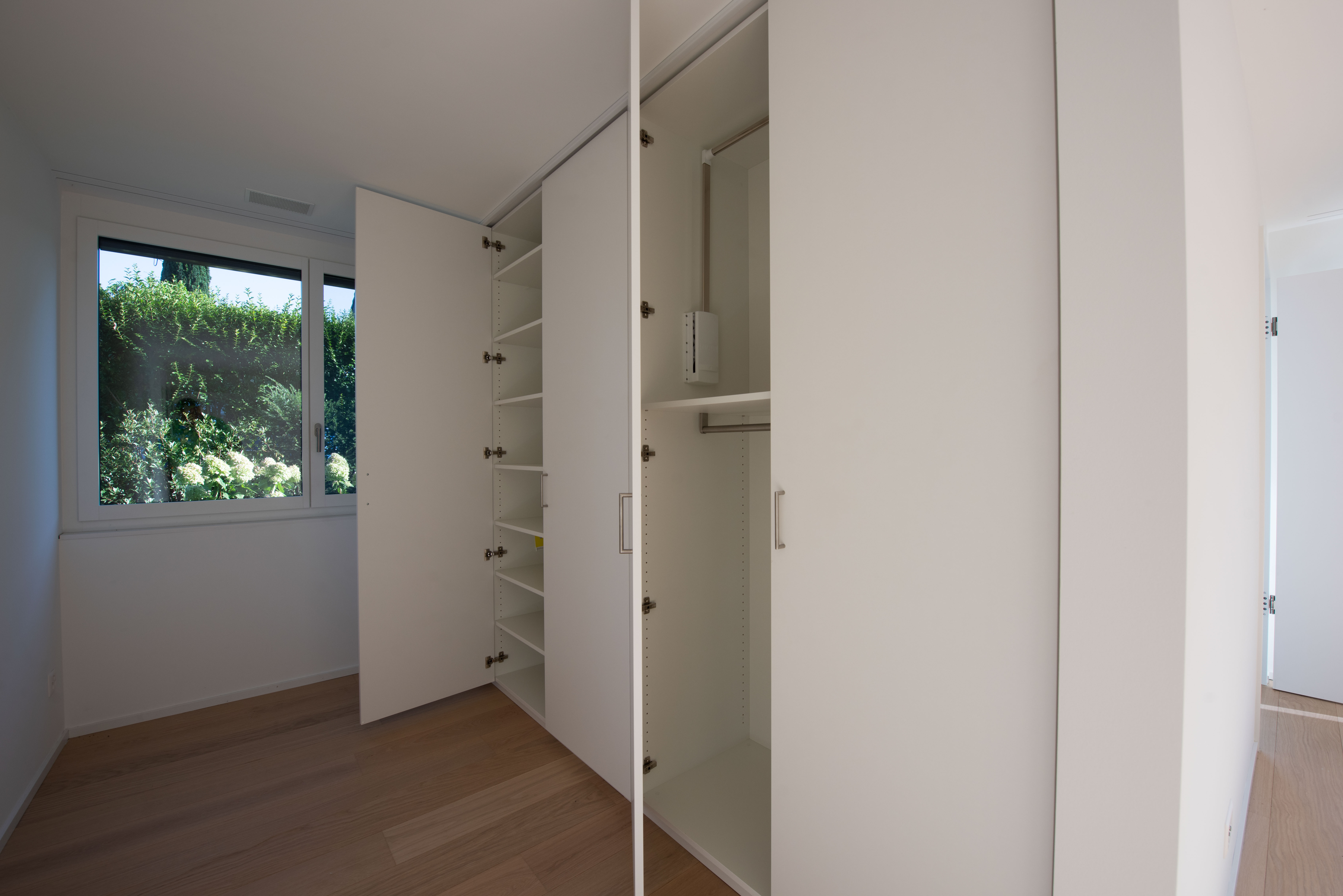 Begehbarer Kleiderschrank mit Fenster