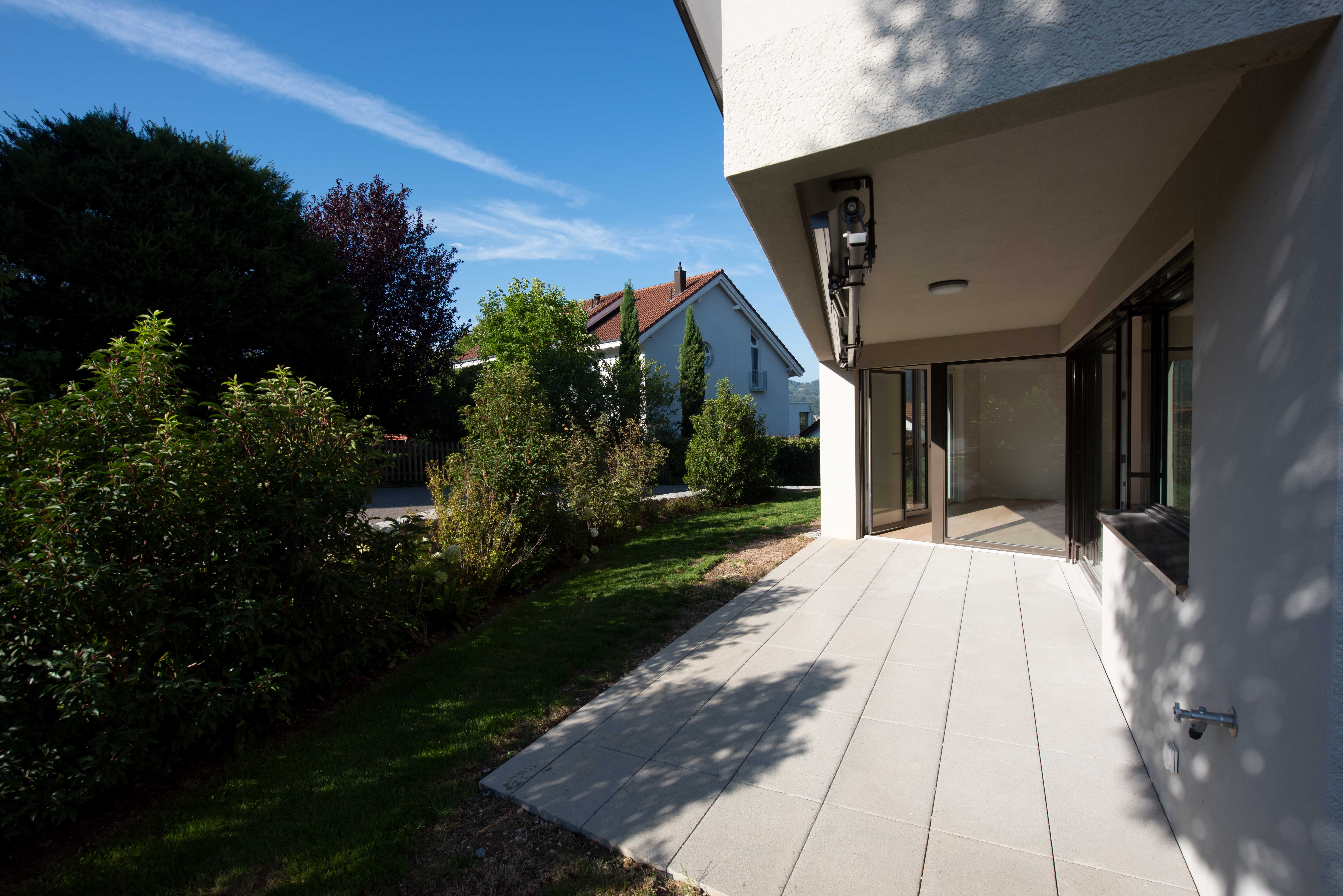 Terrasse mit Blick auf Garten und Nachbarhaus