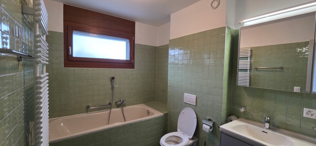 Badezimmer mit Badewanne und WC
