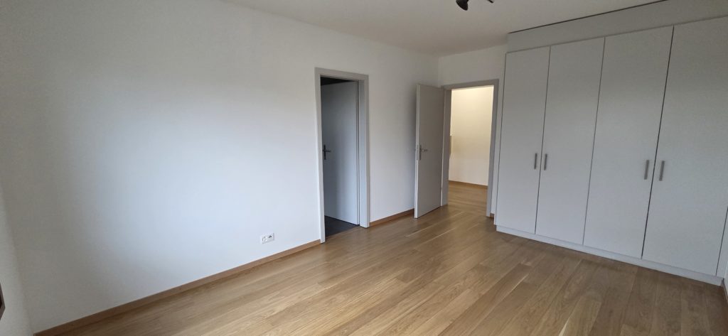 Helles, leeres Schlafzimmer mit Einbauschrank