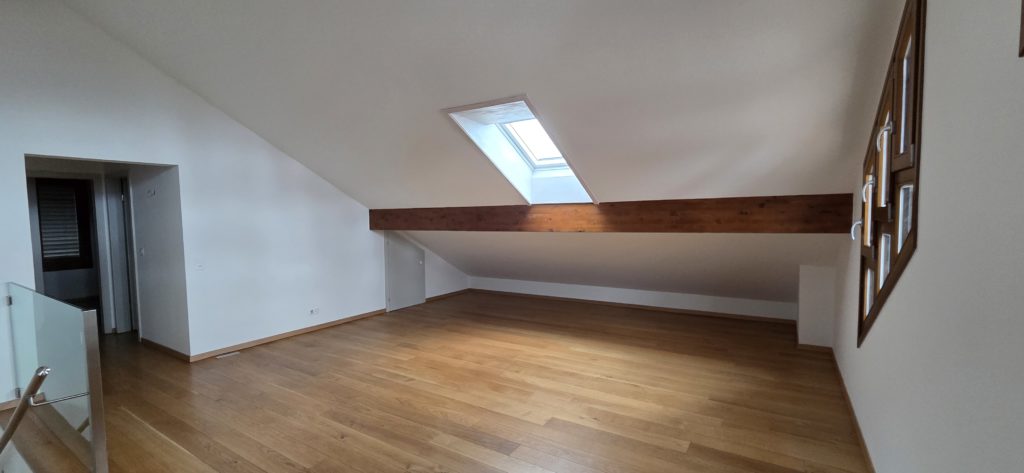 Dachgeschosszimmer mit Dachfenster
