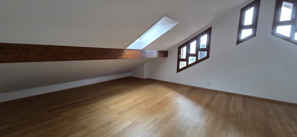 Ausgebauter Dachraum mit Dachfenstern