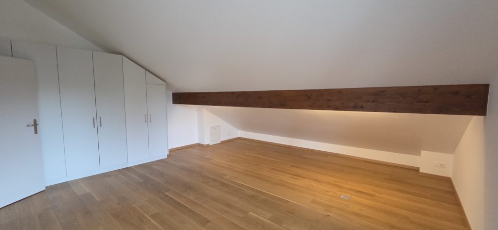Dachgeschossraum mit Einbauschränken