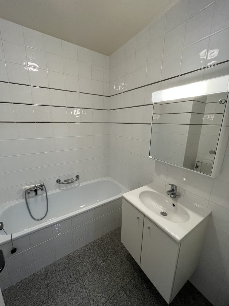 Badezimmer mit Wanne und Waschbecken