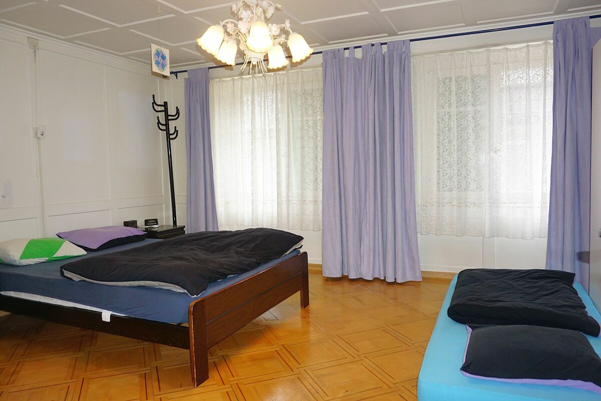 Schlafzimmer mit zwei Betten und Vorhängen