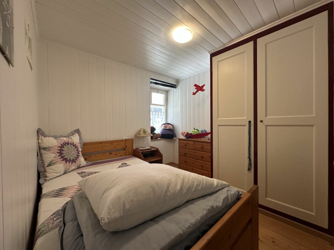 Kinderzimmer mit Einzelbett und Stauraum