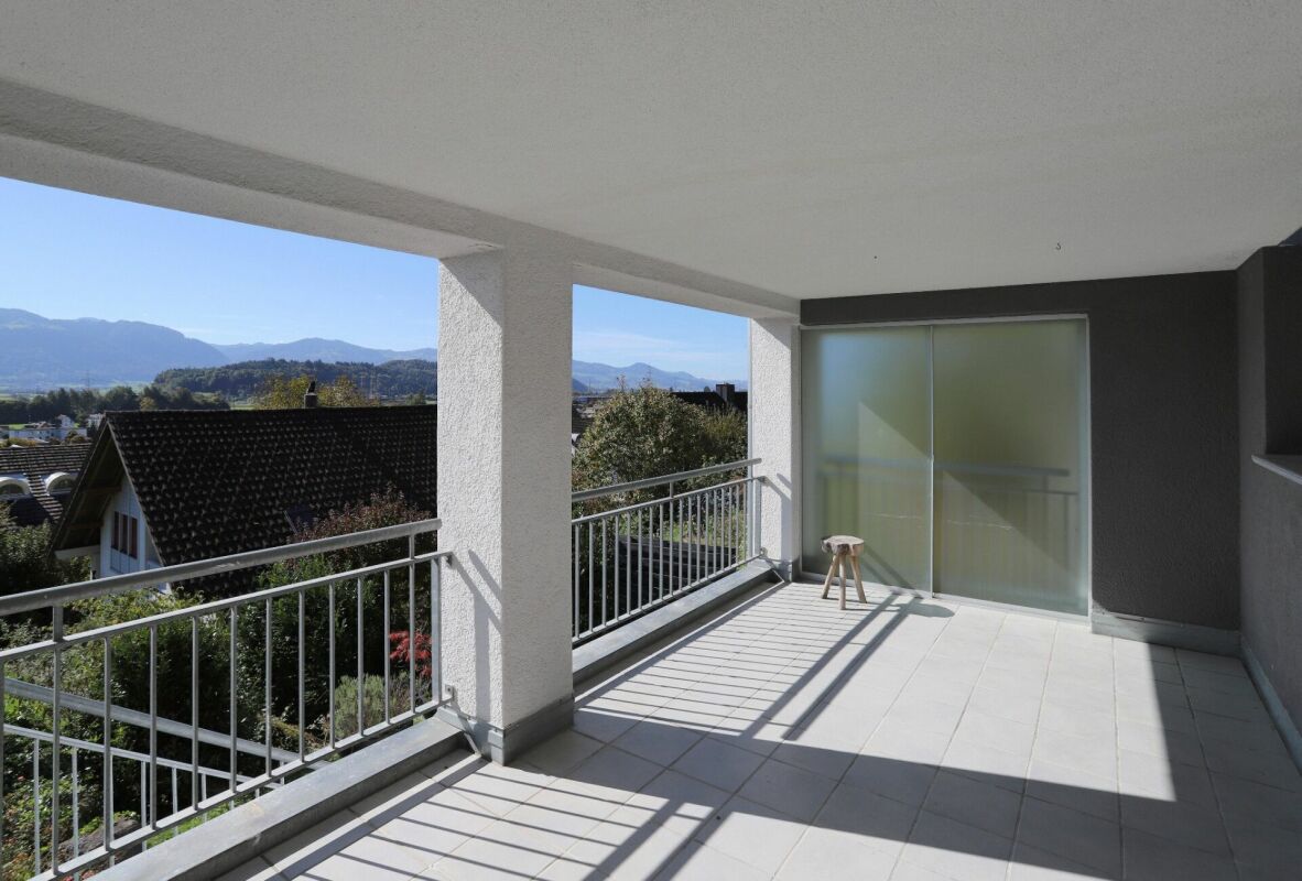 Überdachter Balkon mit Bergblick