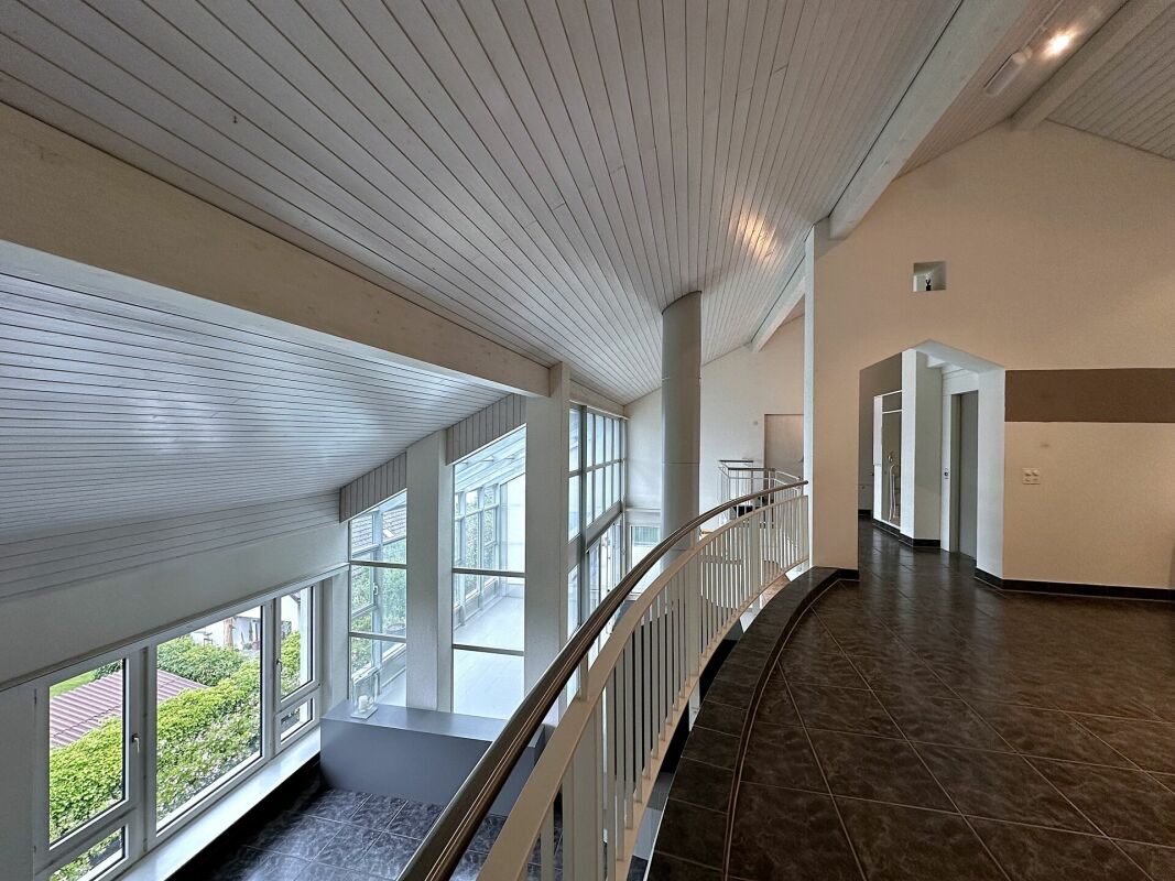 Galerie mit hoher Decke und Panoramafenstern