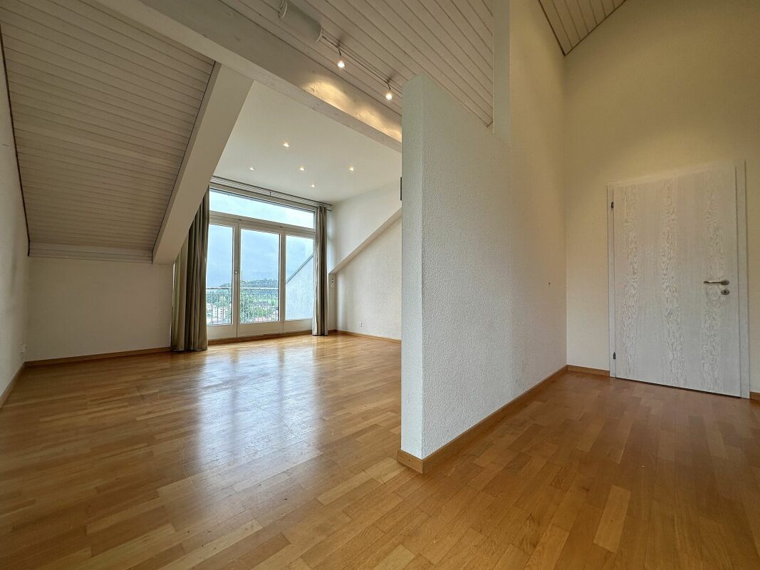 Großer leerer Wohnraum mit Galeriecharakter