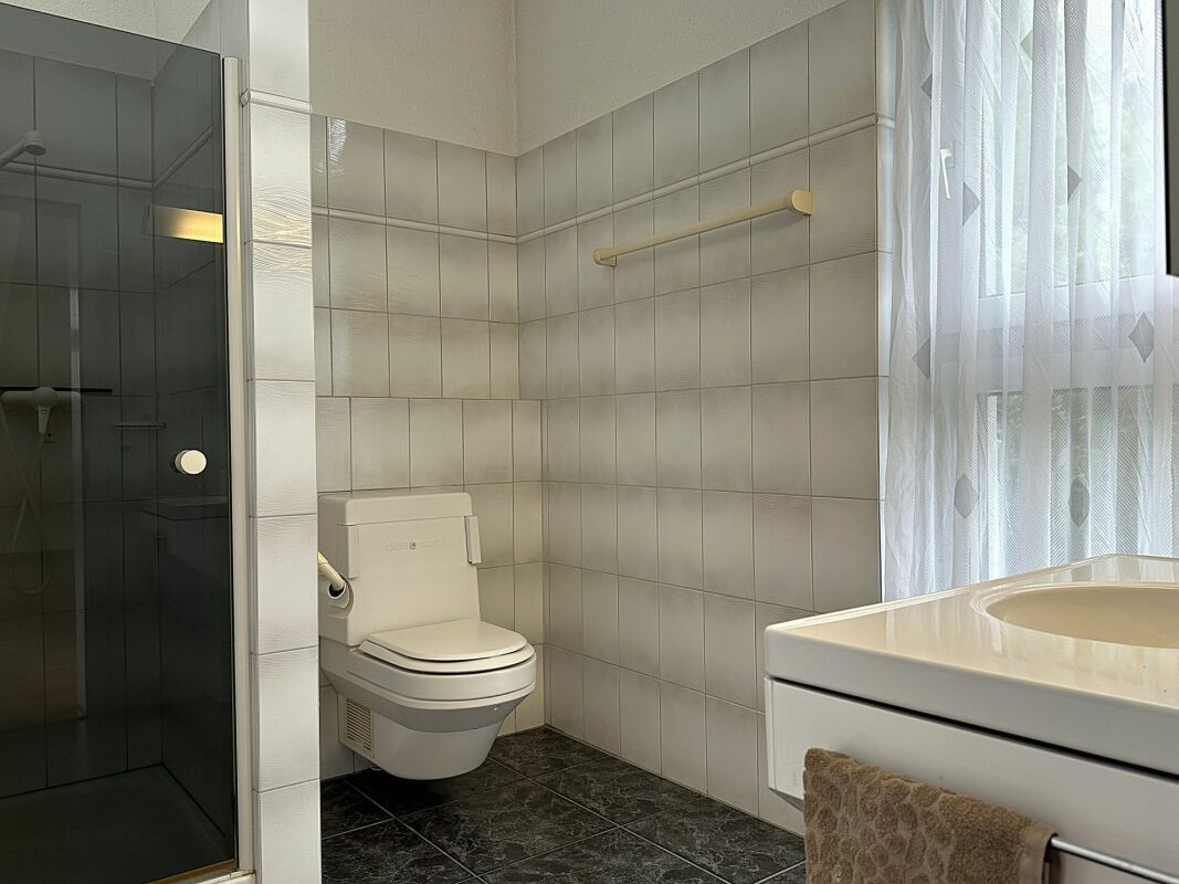 Badezimmer mit Dusche und WC